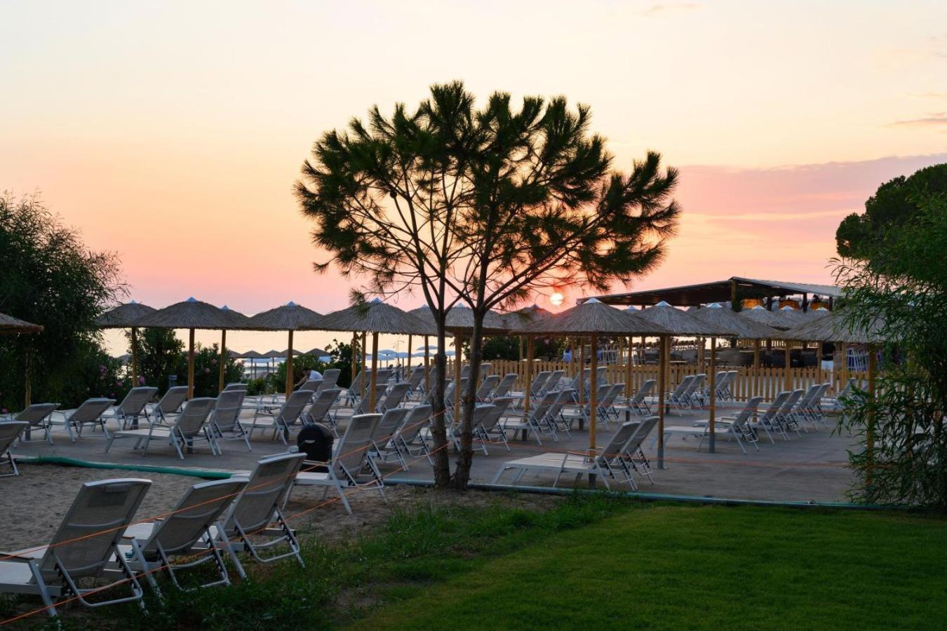 Ninos Grand Beach Resort Kastrosikia Zewnętrze zdjęcie